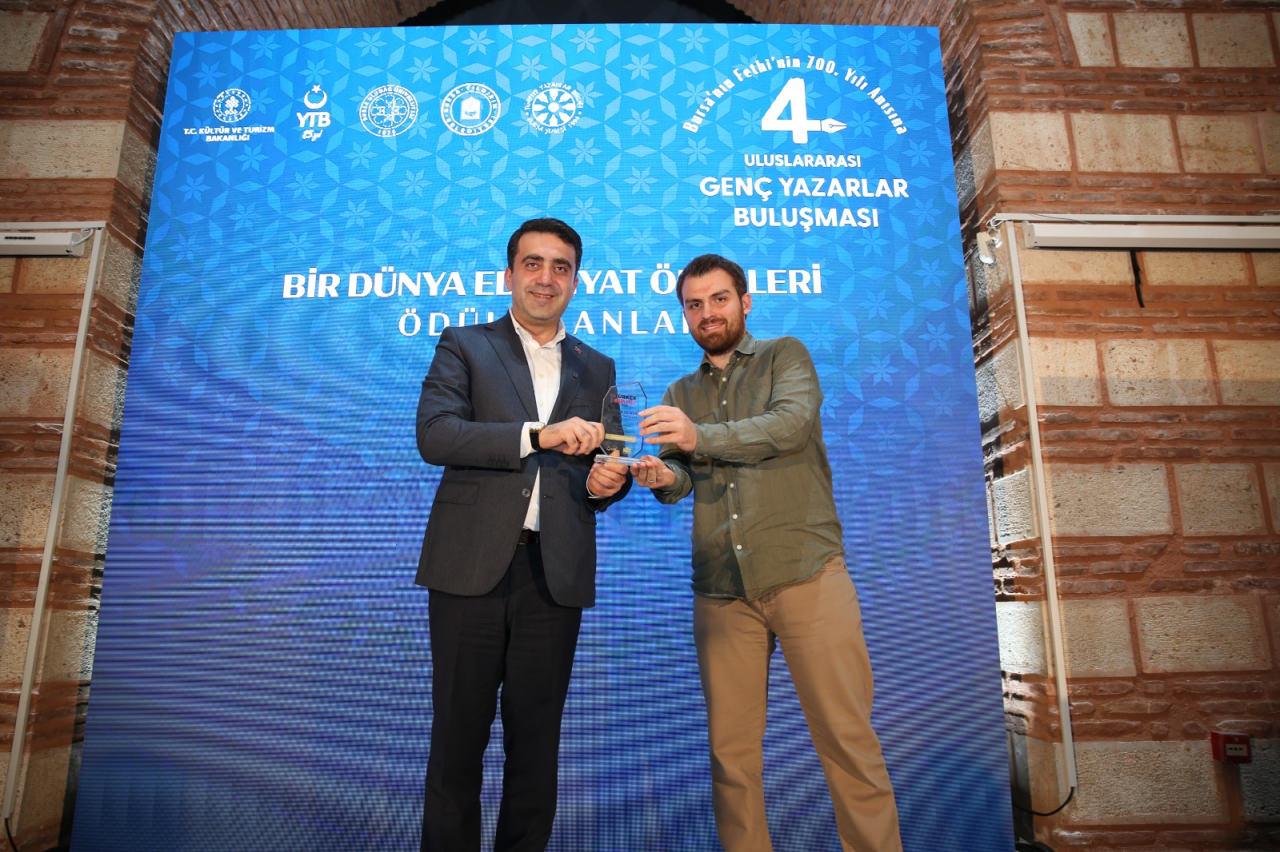 Törende, ödüller takdim edildi. 