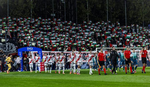 Filistin'e anlamlı destek! İspanyollar stadyumu bayraklarla donattı