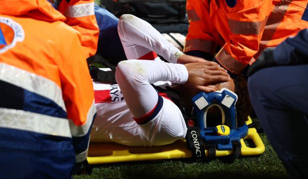 Gözyaşlarını tutamadı! Sahadan sedyeyle çıkarıldı