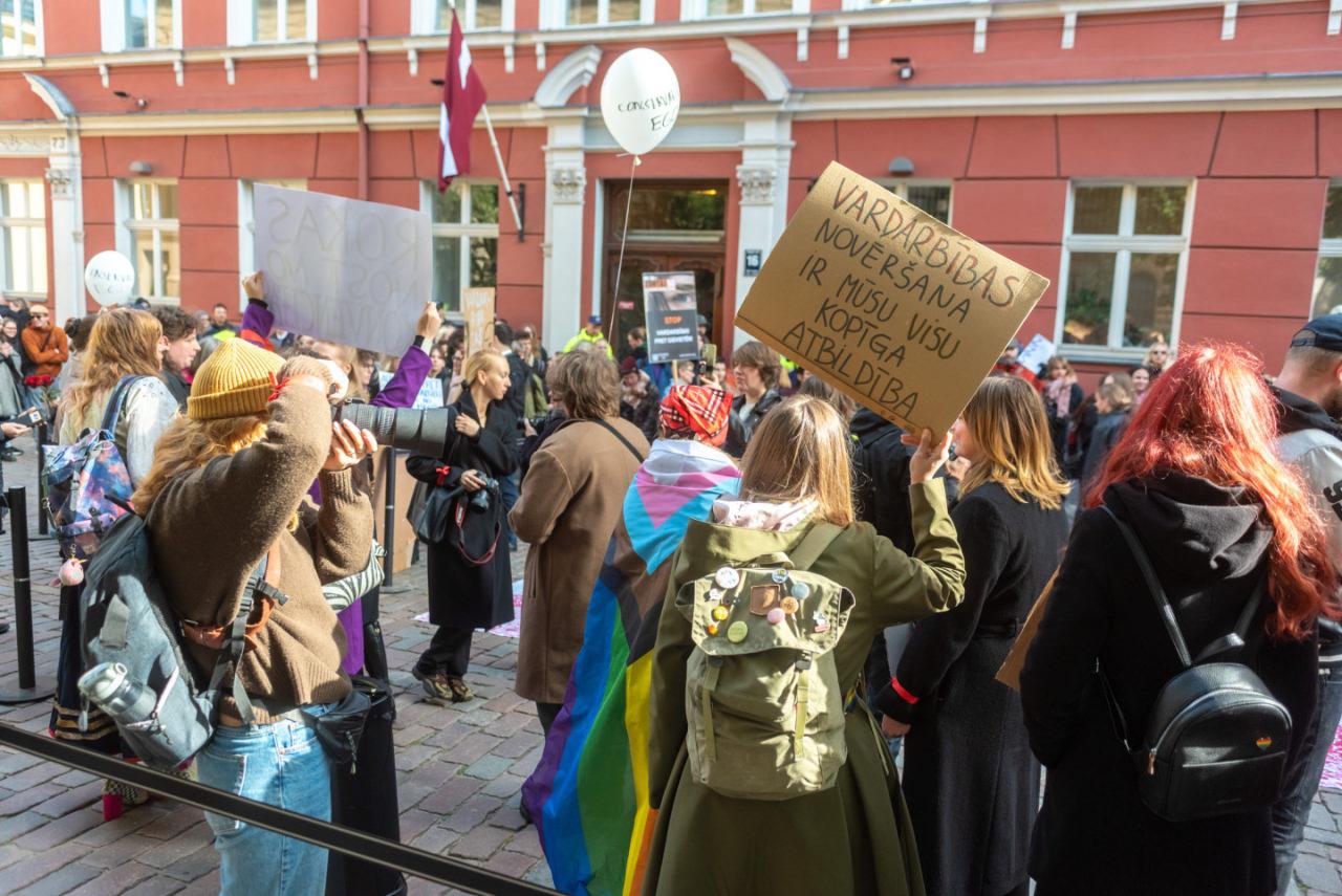 Letonya'daki İstanbul Sözleşmesi yanlısı eylemde LGBT yanlısı flamalar açıldı.