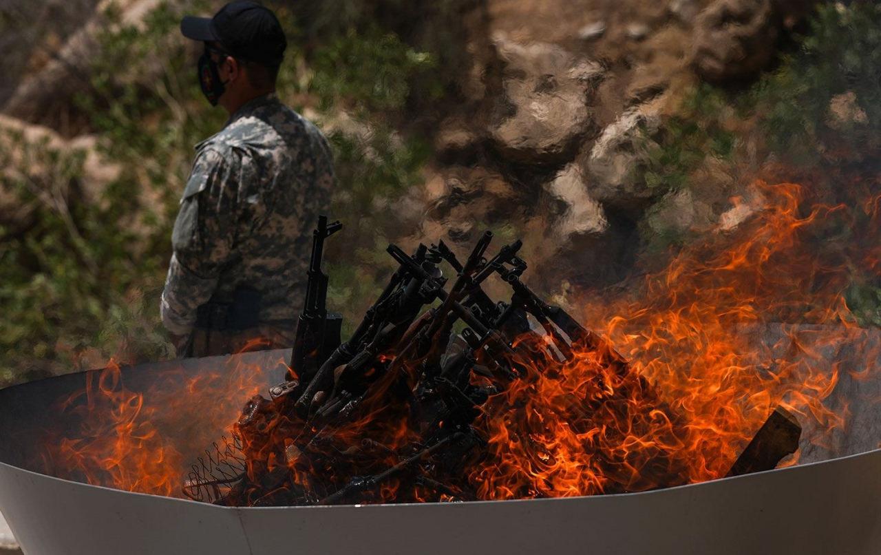PKK'nın silahları yaktığı anlara ilişkin görüntü.
