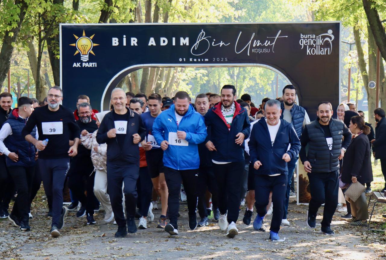 Bursa'da Gazze'ye destek olmak için 'Bir Adım, Bin Umut' koşusu düzenlendi. AK Parti Bursa İl Gençlik Kolları Başkanlığı tarafından Erdem Saker Botanik Parkı'nda düzenlenen etkinliğe katılan 270 kişi, 5 kilometrelik parkurda koştu.
