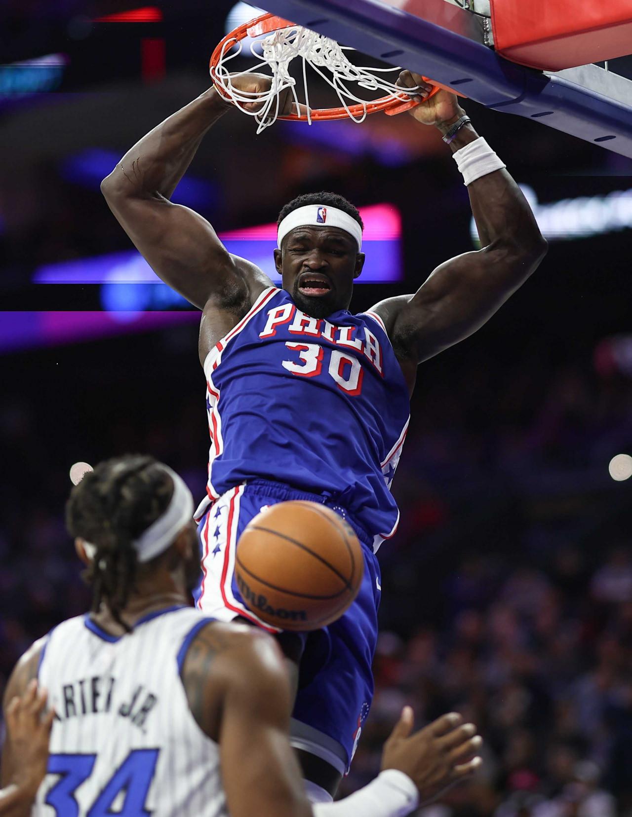 Milli basketbolcu Adem Bona Philadelphia 76Ers - Orlando Magic maçında potaya smaç vururken, 27 Ekim 2025