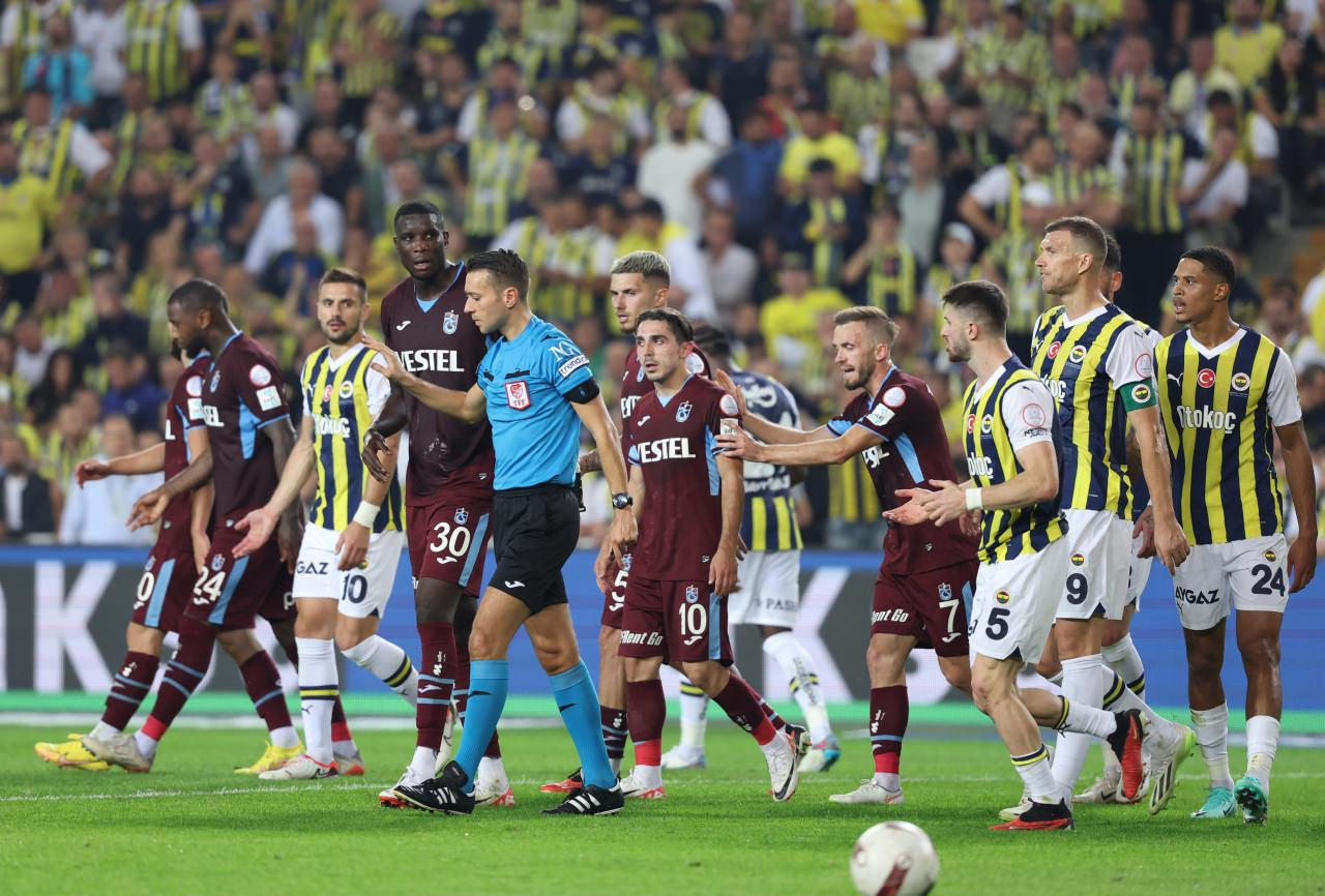Fenerbahçe ile Trabzonspor'un 2023 - 2024 Sezonu'nda Kadıköy'de oynadığı Süper Lig karşılaşması. Maçın hakemi Zorbay Küçük...