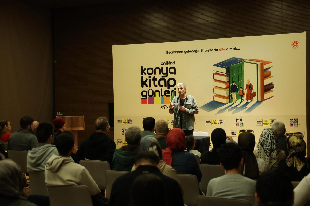 Akademisyen ve yazarlar, fuar boyunca kitapseverler ile buluştu.