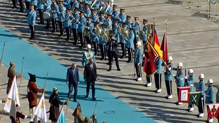 Cumhurbaşkanı Recep Tayyip Erdoğan, resmi ziyaret kapsamında Ankara'da bulunan Merz'i resmi törenle karşıladı.