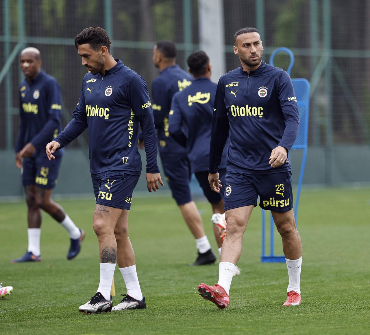 Fenerbahçeli milli futbolcular İrfan Can Kahveci ve Cenk Tosun