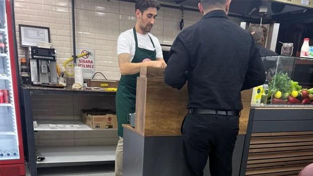 Okan Çınar kendi döner dükkanında