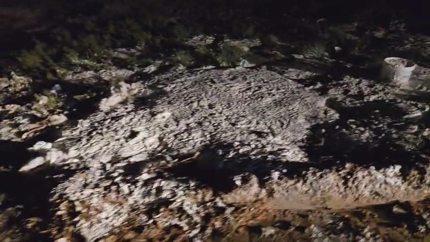 Boş araziye dökülen kova kova yoğurt çevre kirliliğine neden oldu.