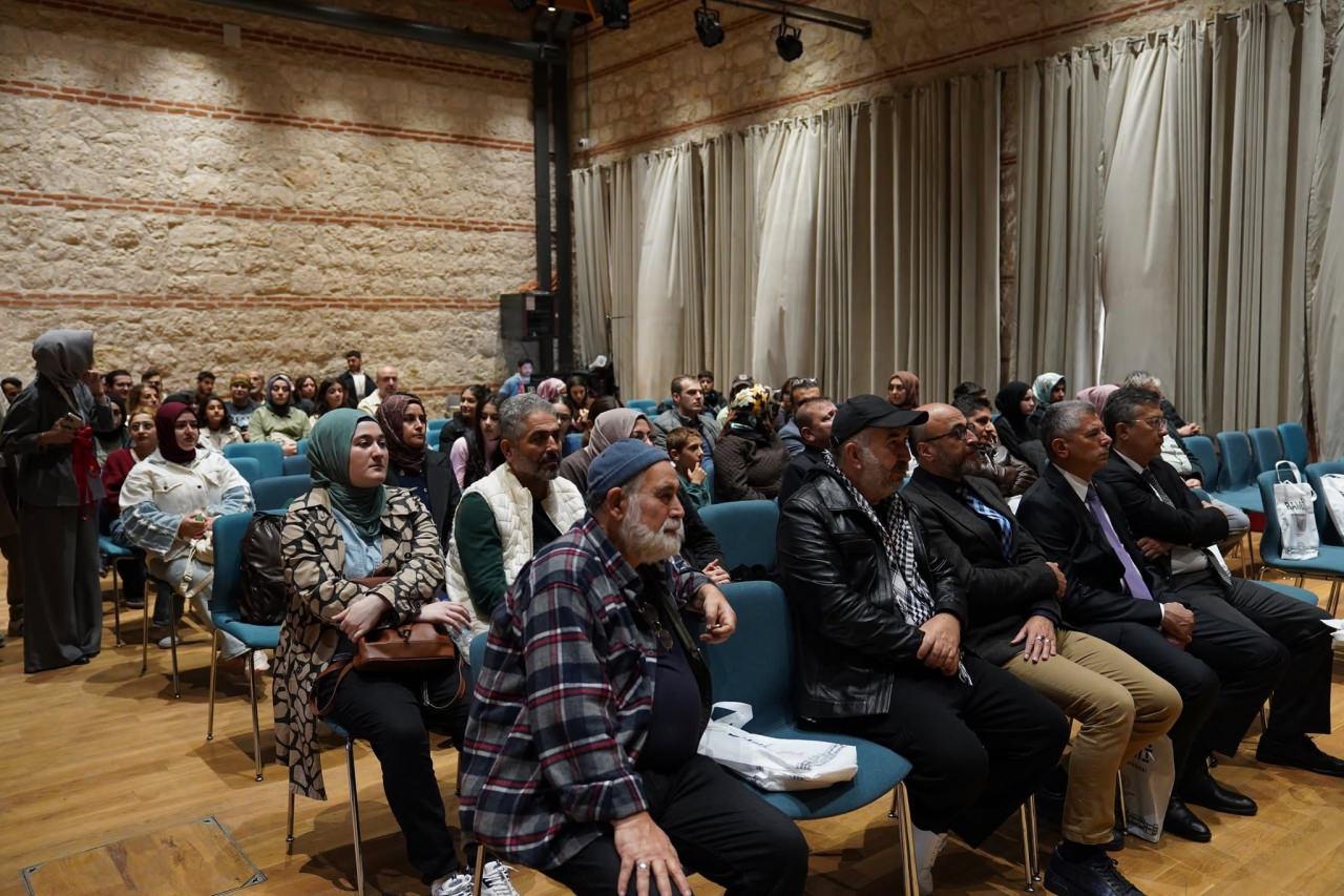 Katılımcılar, konuşmacıları dinliyor.