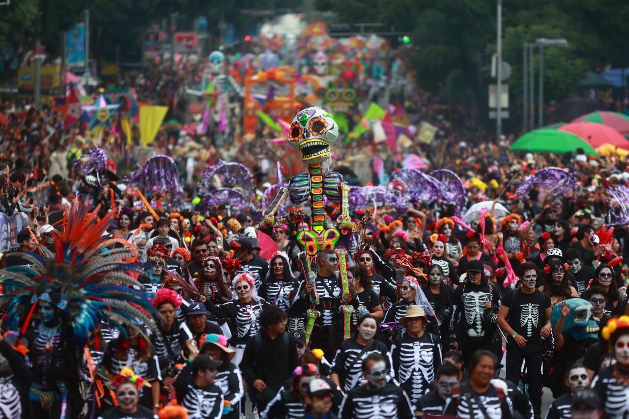 Meksika'da her yıl festival havasında kutlanan 'Ölüler Günü' geçit törenine çok sayıda kişi katıldı. Başkent Meksiko'da gerçekleştirilen geçit töreninde iskelet kostümleri ve çeşitli figürler, katılımcılar tarafından büyük ilgi gördü.