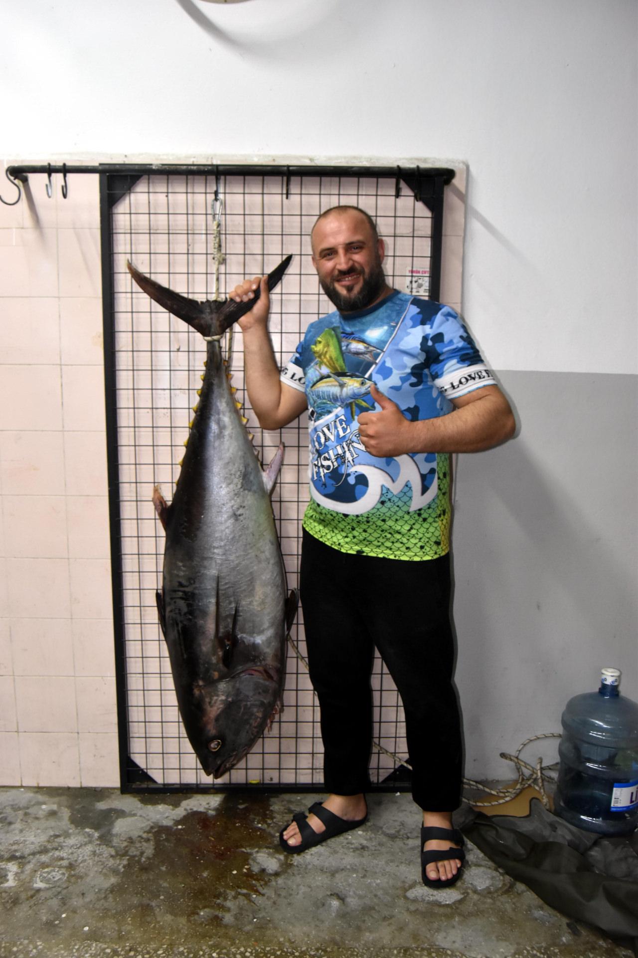 Yapılan ölçümde 1 metre 74 santim uzunluğunda, 73 kiloluk orkinos yakaladığı öğrenildi.