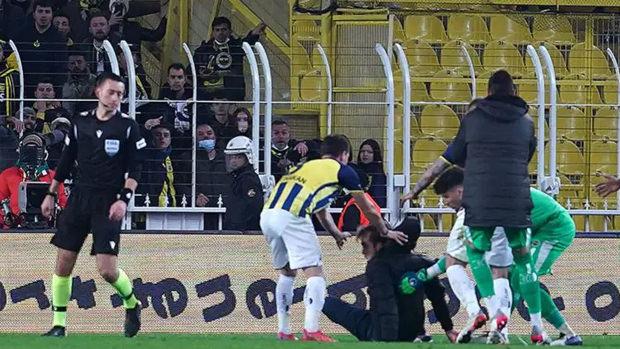 Fenerbahçe - Trabzonspor maçında bir taraftar hakem Zorbay Küçük'e saldırmaya çalışırken (2021/22 sezonu)