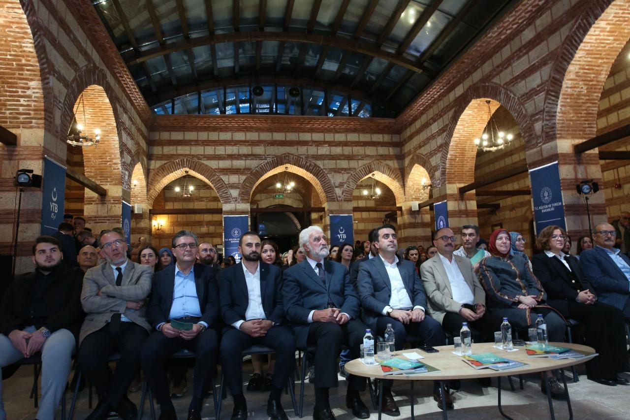 Dünyanın dört bir yanından genç yazarlar, Yurtdışı Türkler ve Akraba Topluluklar Başkanlığı (YTB) tarafından düzenlenen “YTB Bir Dünya Edebiyat Ödülleri” yarışmasının ödül töreninde buluştu. 