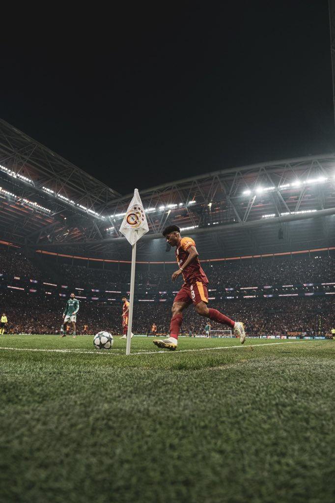 Gabriel Sara köşe gönderinin başında