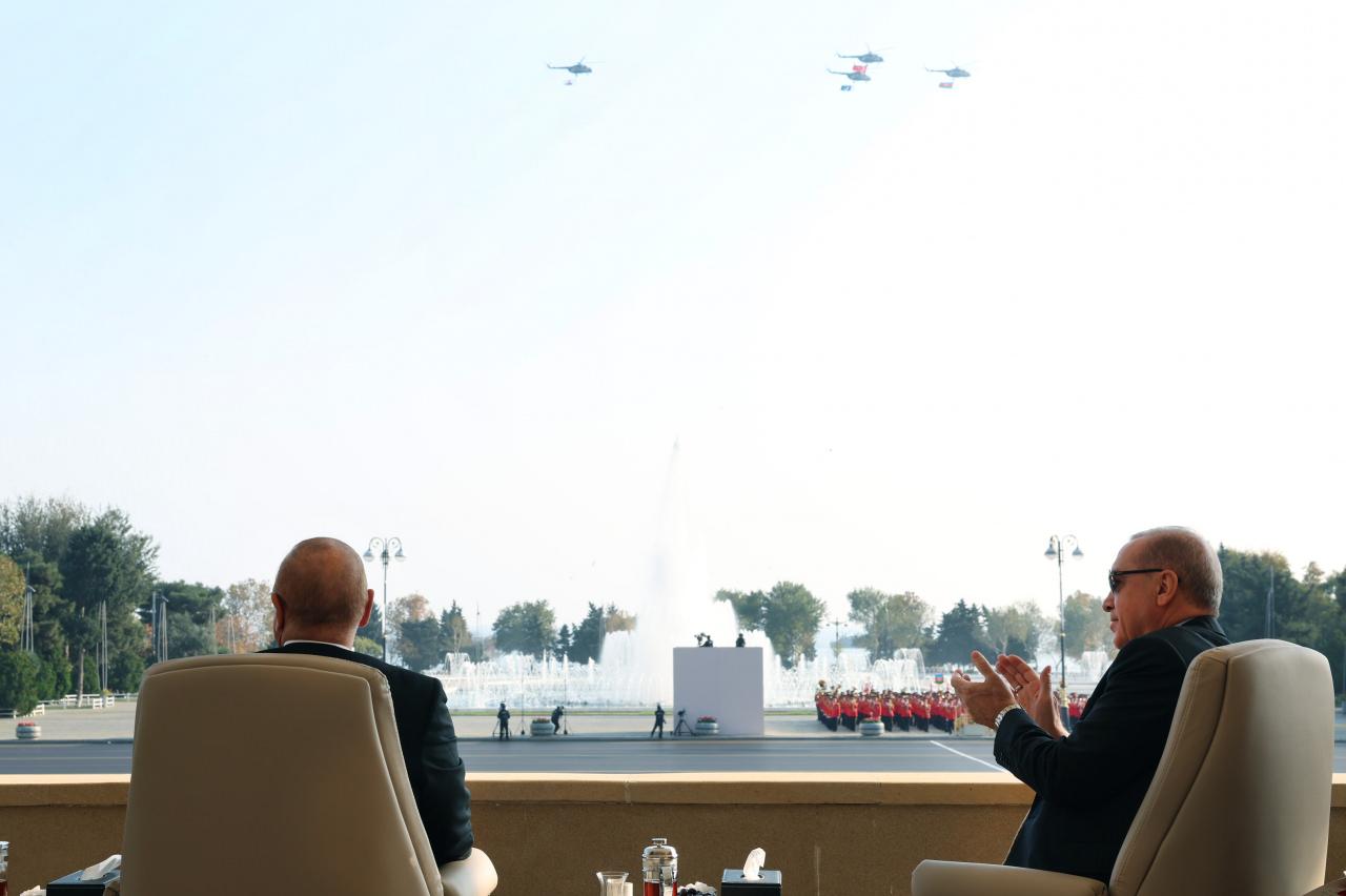 örende Azerbaycan helikopterleri, Türkiye, Azerbaycan ve Pakistan bayrakları ile donatılmış şekilde sahneye çıktı.