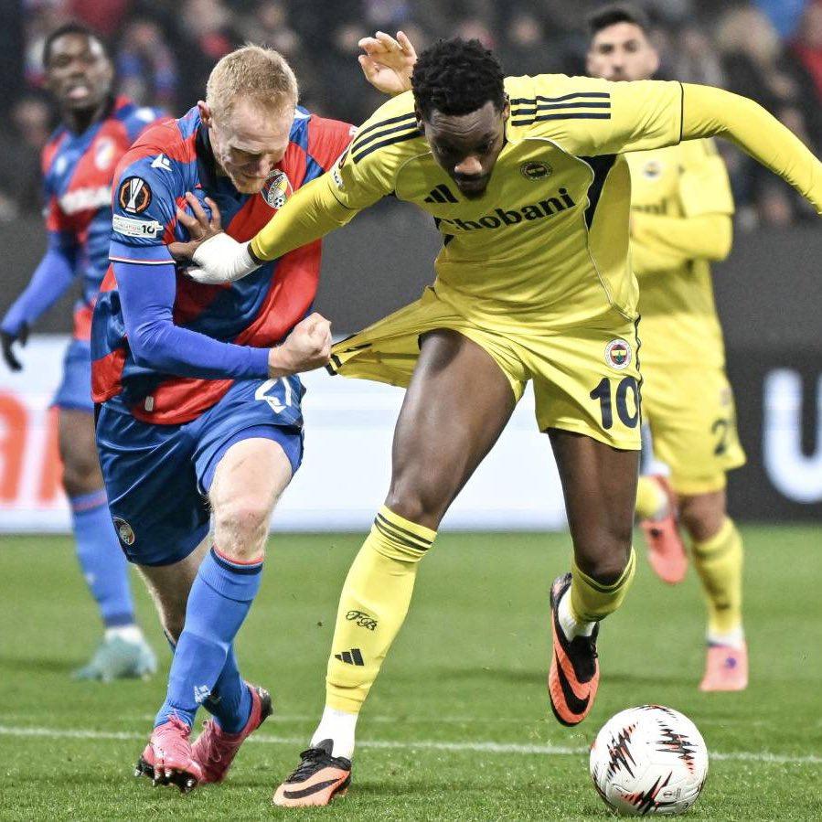 Plzen maçında Fenerbahçe'nin Duran'la penaltı beklediği pozisyon