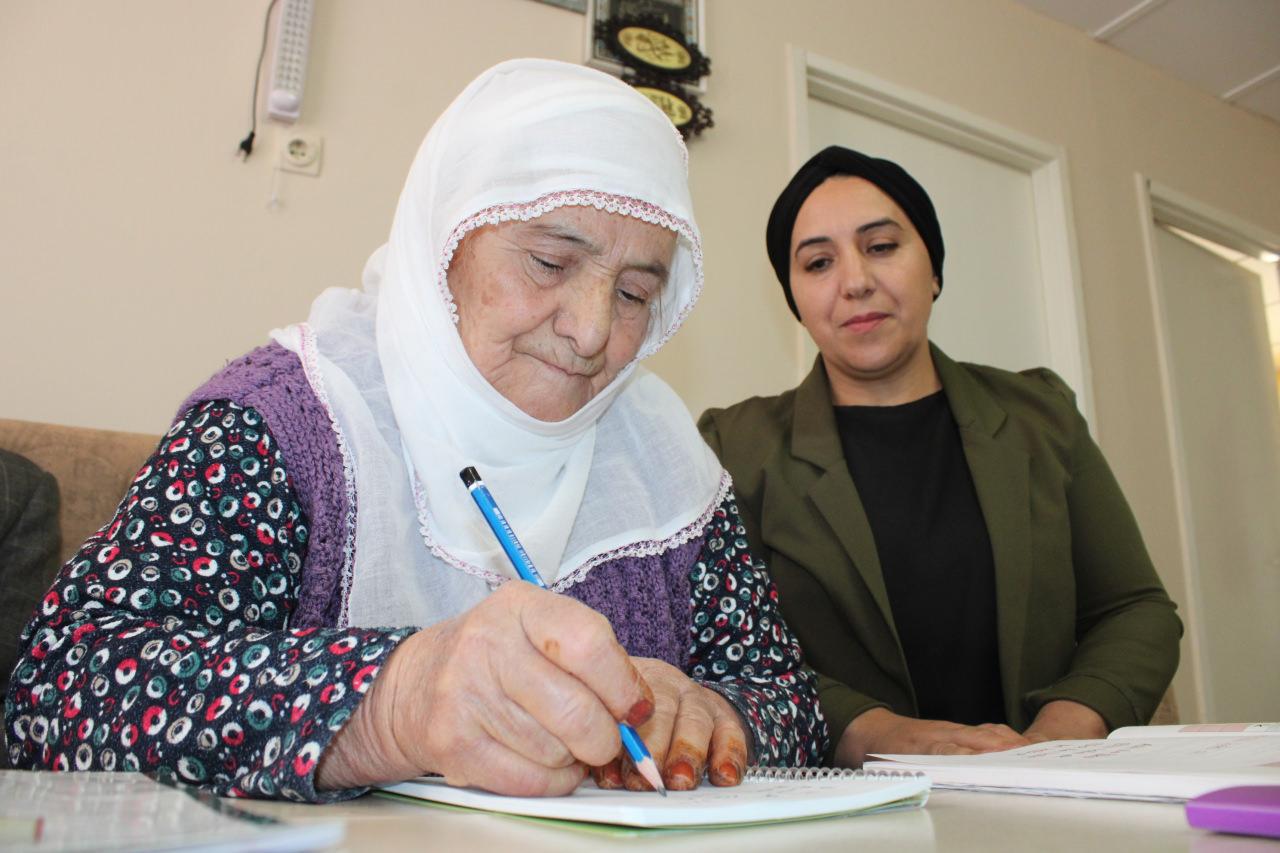  Emine Genç (88) okumak yazmayı söktü.