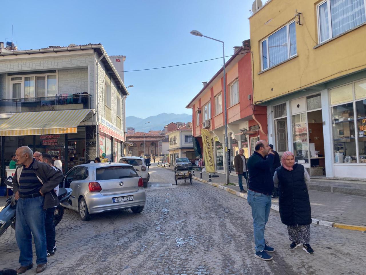 Balıkesir Sındırgı'da depremin ardından dışarıya çıkan vatandaşlar
