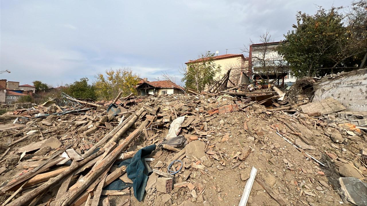 Metruk binanın enkazında herhangi bir kimse kalmadığı tespit edildi.