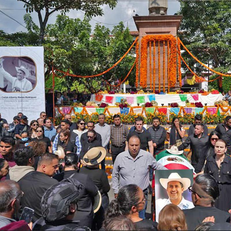 Meksika'daki Uruapan Belediye Başkanı Carlos Alberto Manzo Rodriguez'in öldürülmesinin ardından bir araya gelen insanlar (Kaynak: The Guardian)