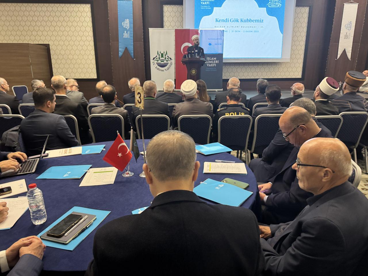 Edirne'de düzenlenen Balkan Alimleri Buluşması'na katılan din adamlarının bir kısmı
