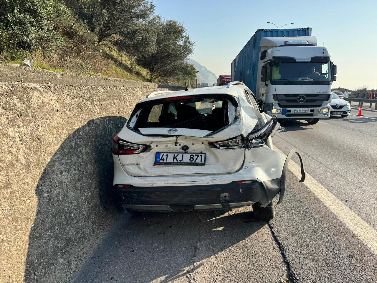 TIR, hafif ticari araca çarparak durdu.