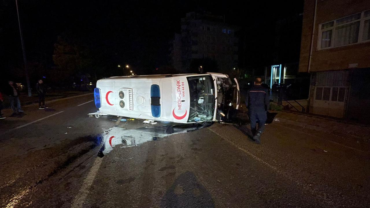 Hasta taşıyan ambulans devrildi. 