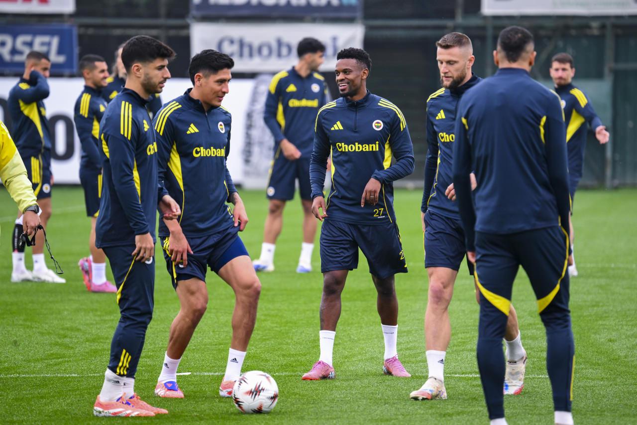 UEFA Avrupa Ligi'nin 4. haftasında yarın deplasmanda Çekya temsilcisi Viktoria Plzen ile karşılaşacak Fenerbahçe, Can Bartu Tesisleri'nde gerçekleştirdiği antrenmanla hazırlıklarını tamamladı. Antrenmanda Fenerbahçeli futbolcular Nelson Semedo (ortada), Marco Asensio (solda) ve Milan Skriniar (sağ 2) da yer aldı.