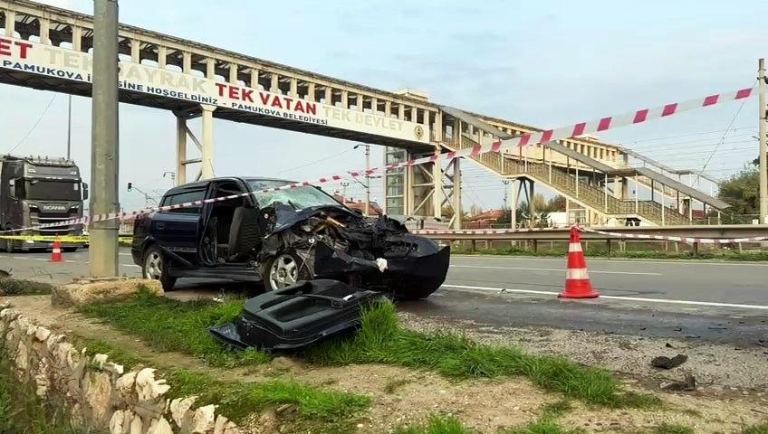 Sakarya’da park halindeki tıra çarpan otomobil hurdaya döndü: 1’i ağır 3 yaralı