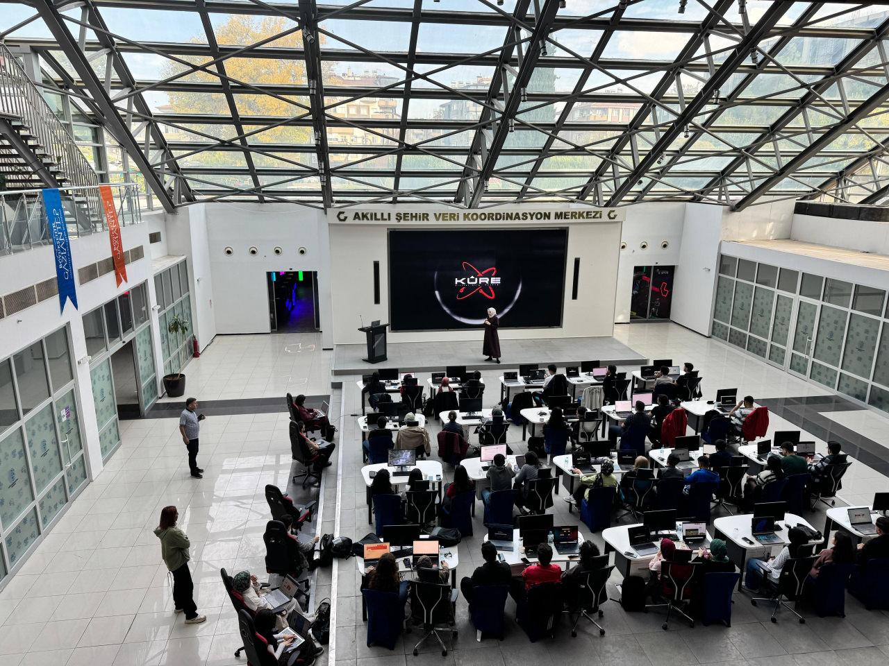 KÜRE, katılımcılarına kendi bilgi portfolyolarını oluşturma imkânı sunuyor.