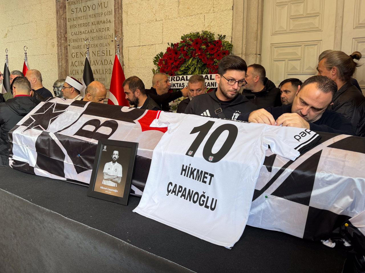 Geçirdiği kalp krizi sonucu 49 yaşında hayatını kaybeden Beşiktaş 17 Yaş Altı Futbol Takımı Teknik Sorumlusu Hikmet Çapanoğlu için Tüpraş Stadı