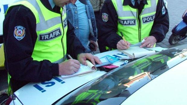 Trafik cezası kesen polisler