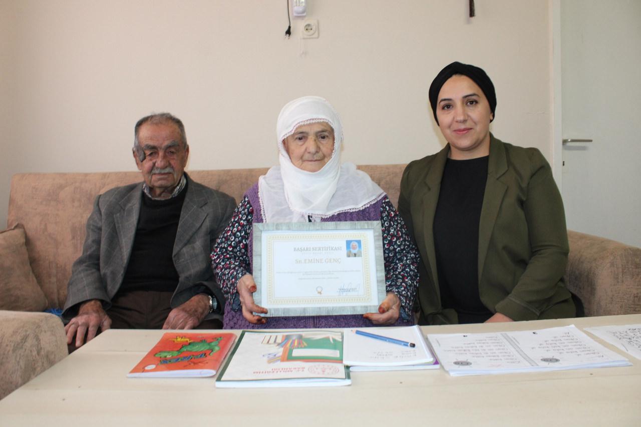   Mustafa Genç (89), Emine Genç (88) ve İlkokulu Müdür Yardımcısı ve Görsel Sanatlar Öğretmeni Zeynep Atamer.