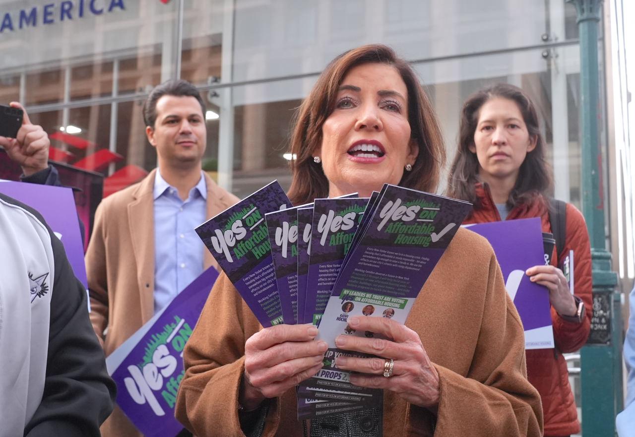 New York Valisi Kathy Hochul Mamdani’ye destek amacıyla gönüllü olarak uygun fiyatlı konutlarla ilgili broşürler dağıttı.