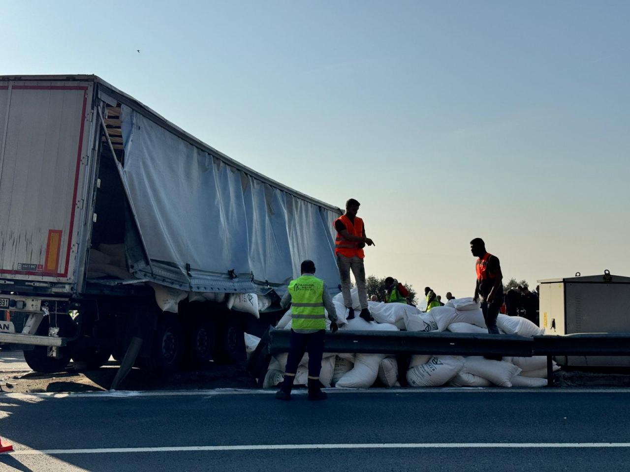 Bölgeye çok sayıda ekip sevk edildi.