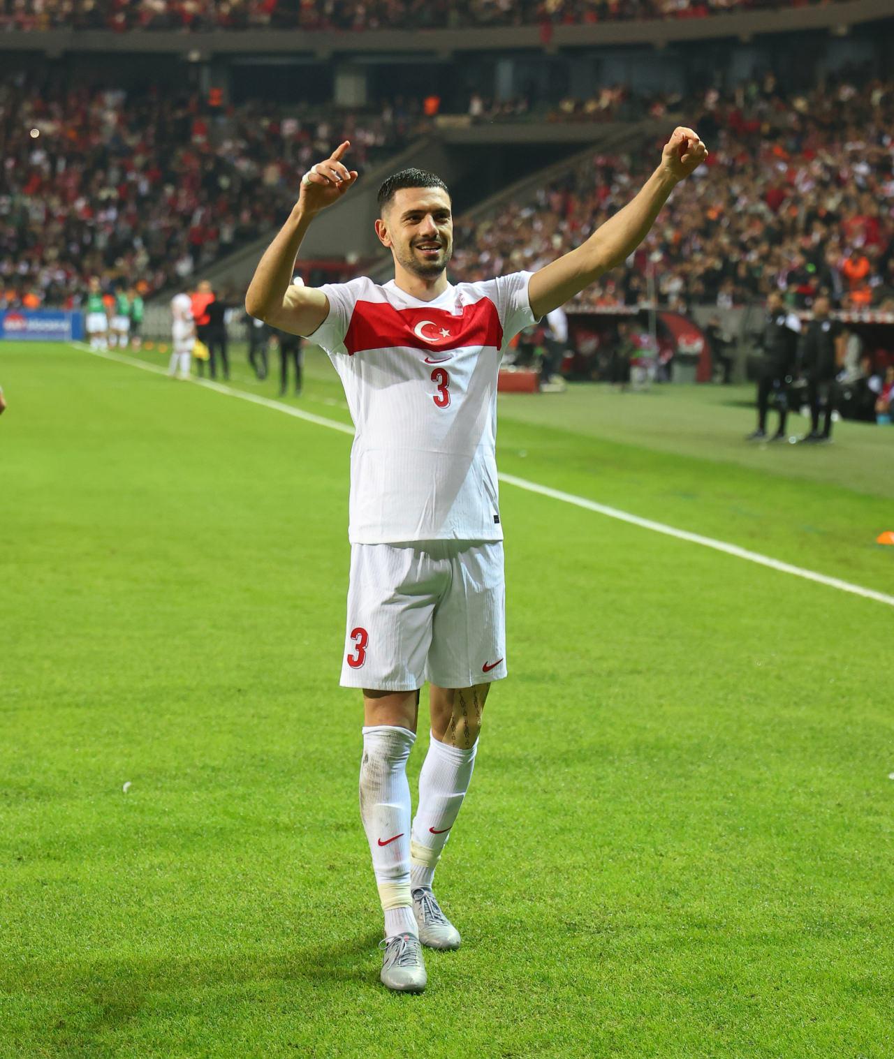 Merih Demiral Gürcistan maçında attığı gol sonrası taraftarı selamlarken.