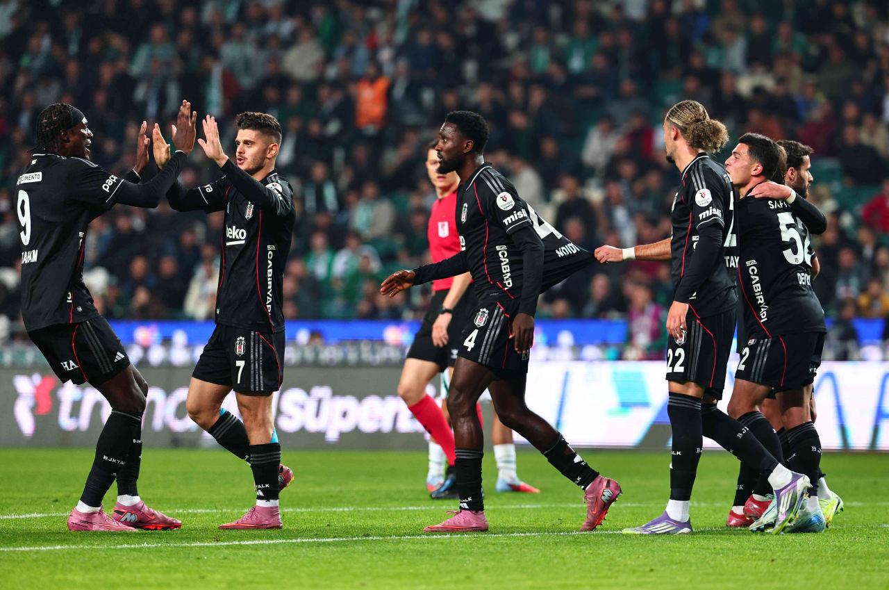 Beşiktaşlı futbolcular gol sevincini birlikte kutluyor