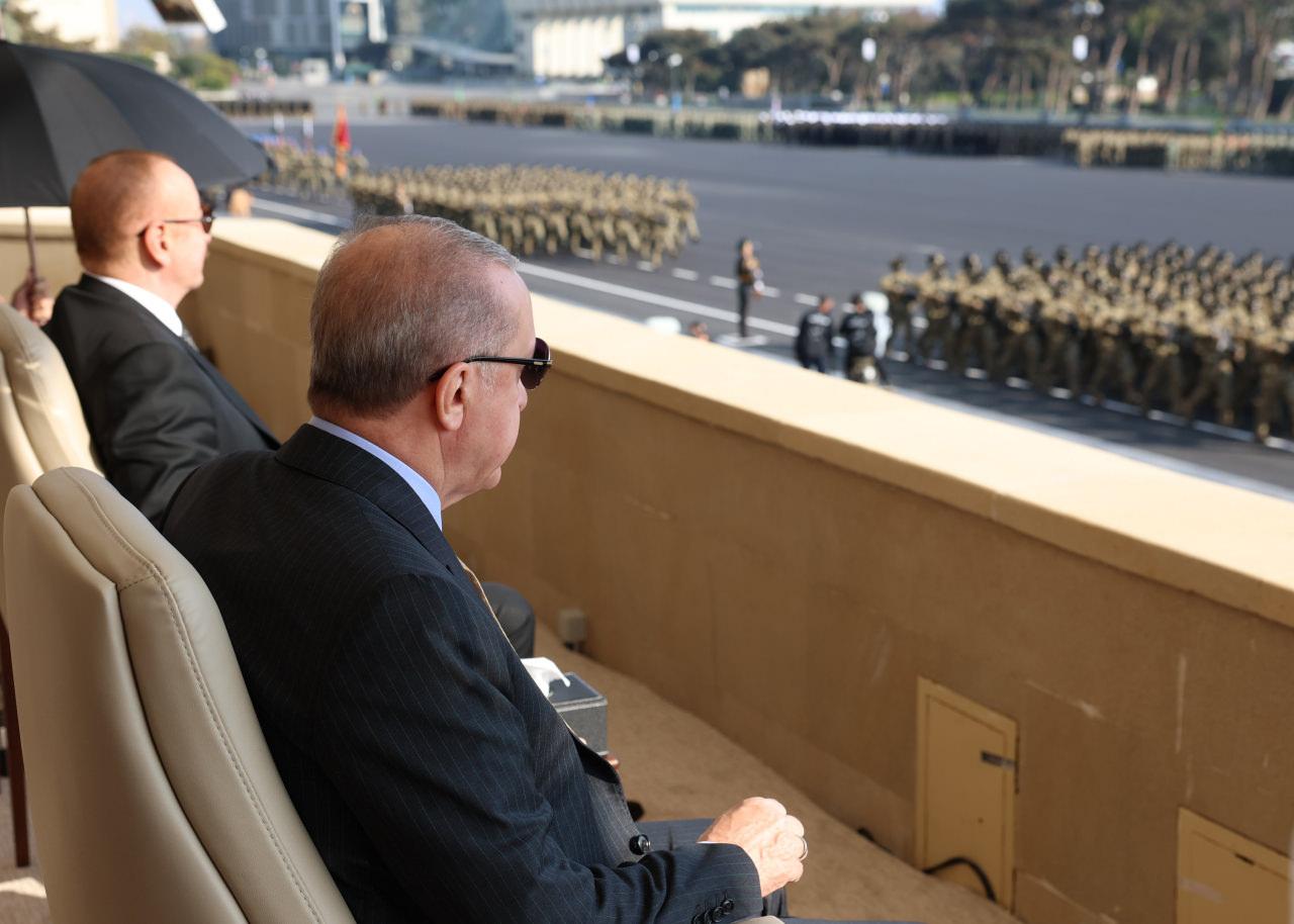 Cumhurbaşkanı Recep Tayyip Erdoğan, '8 Kasım Zafer Günü' dolayısıyla Azerbaycan'ın başkenti Bakü'de düzenlenen törene katıldı.