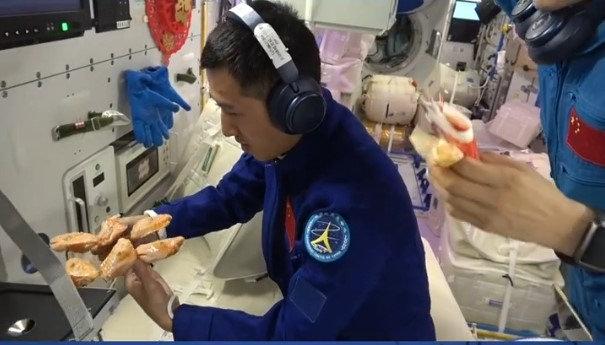 Taykonotlar yörüngede barbekü keyfi yapıyor