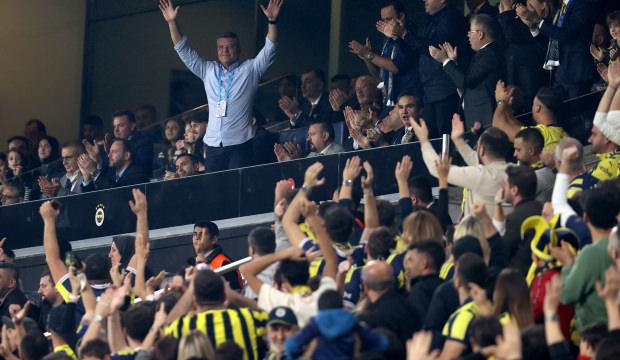 Fenerbahçe tribünlerinden Sadettin Saran'a tam destek!