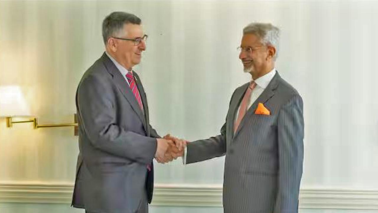 Subrahmanyam Jaishankar, Gideon Saar ile tokalaşıyor.