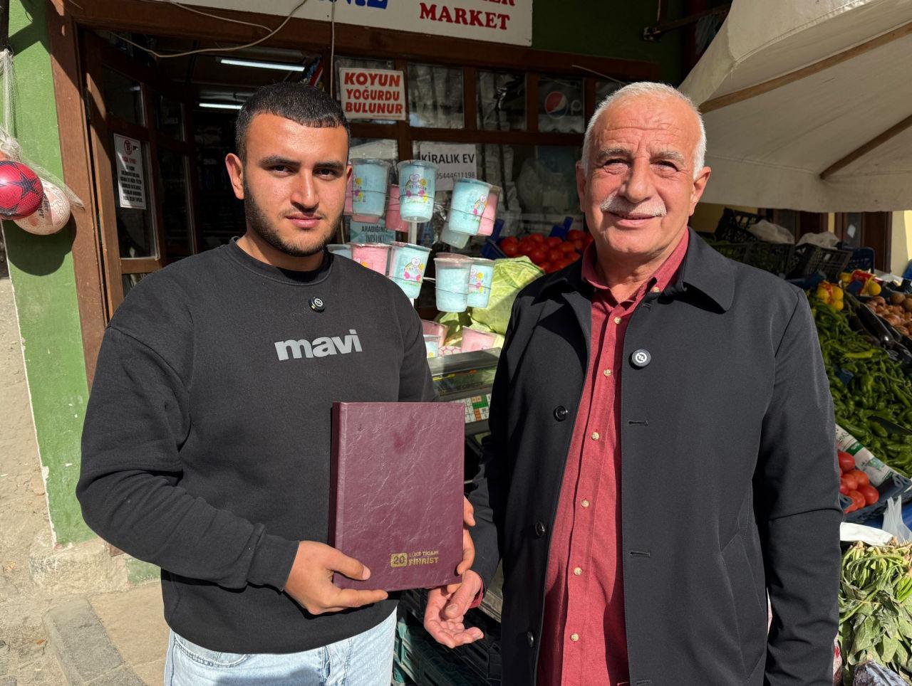 Bakkal sahibi Uğurcan Öncü ve Camiikebir Mahallesi Muhtarı Mustafa Gökrem