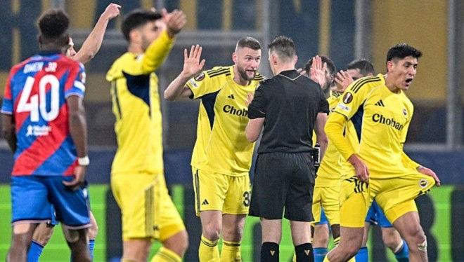 Viktoria Plzen - Fenerbahçe maçının Hollandalı hakemi Lindhout, kaptan Skriniar ile konuşuyor.