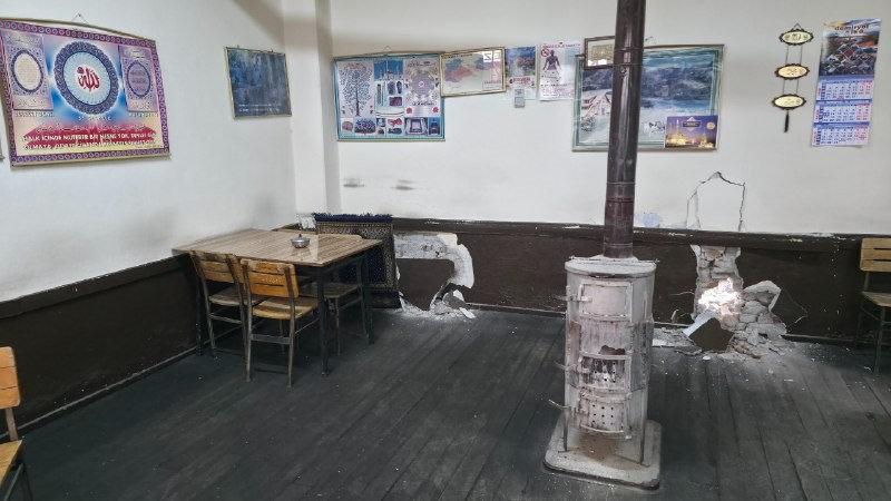 Duvarı yıkılan çay ocağı.