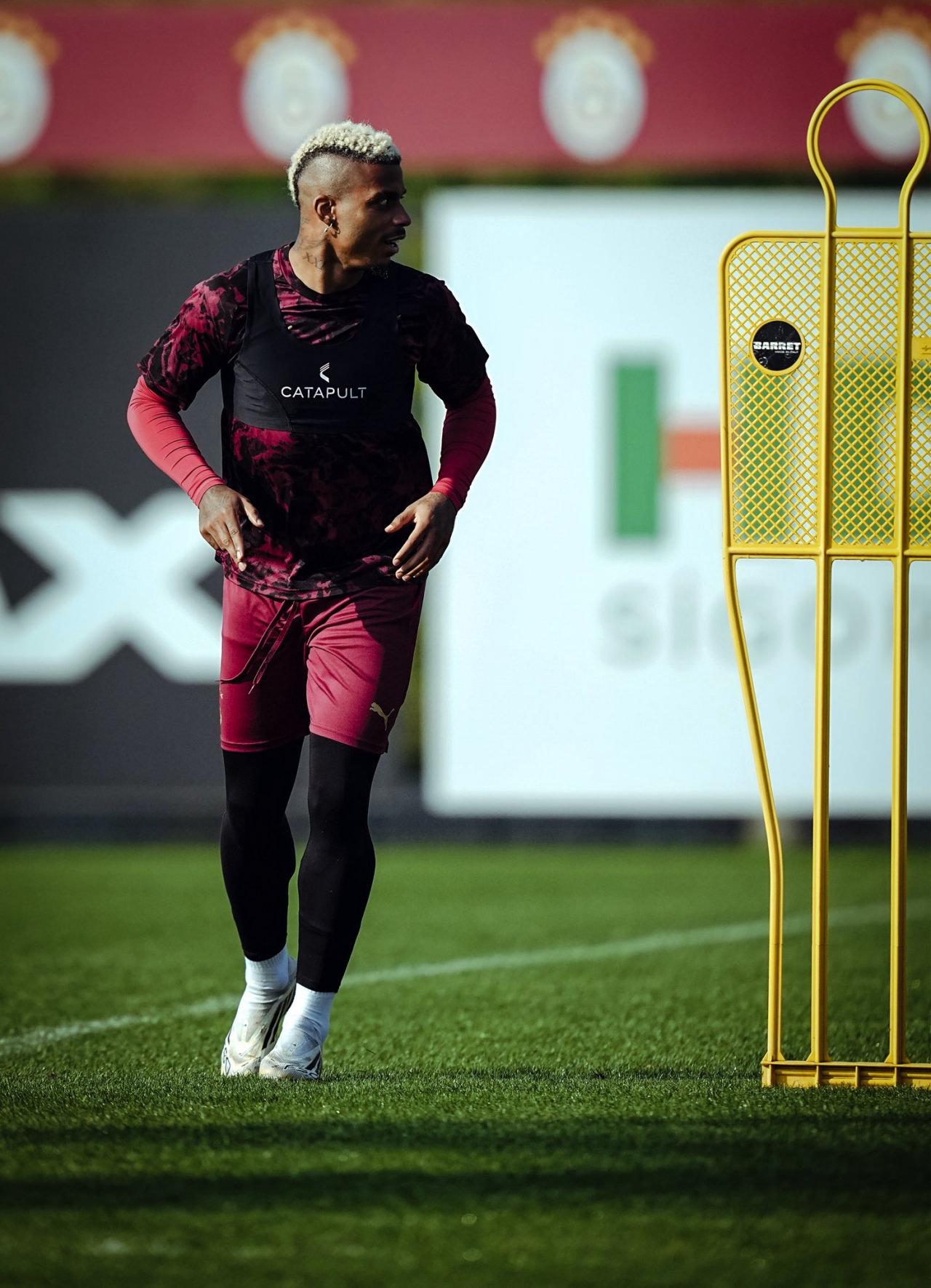 Galatasaray'ın Gabonlu orta saha oyuncusu Mario Lemina