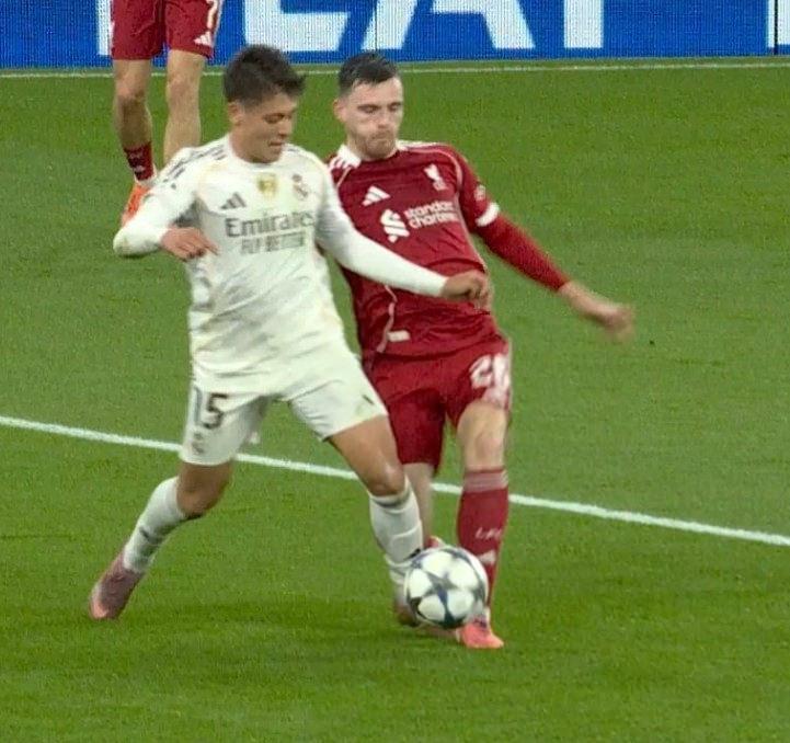 Arda Güler ve Robertson'un ceza sahası içindeki pozisyonu