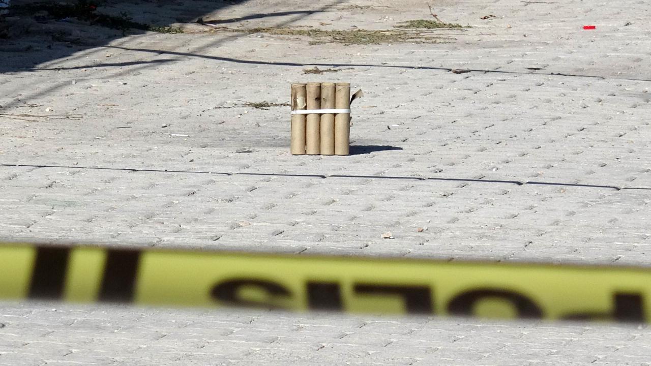 Park halindeki aracın altında bulunan havai fişek rampası