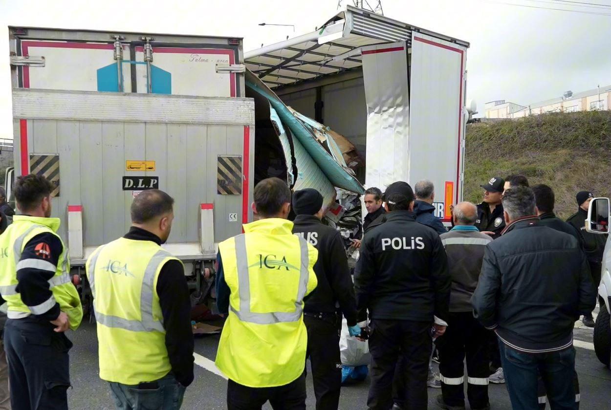 Kazada Tır'ın yanı çarpmanın etkisiyle ezildi.