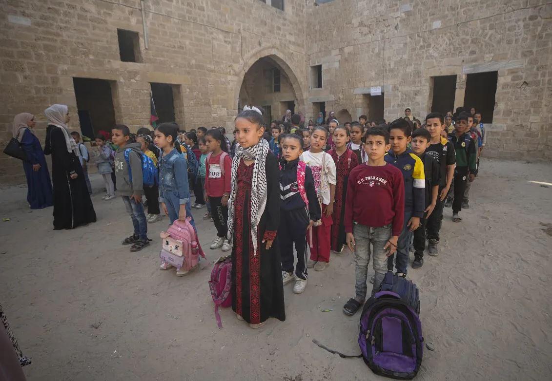 Gazze'de bir okul ve eğitim gören çocuklar